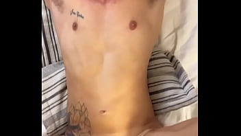 Acabei de meter a piroca nesse boy aqui de copa depois ele meteu em mim um troca troca interracial quero mais sexo