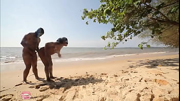 Ebony thot a demandé une bite en twerkant et en faisant des exercices nue sur la plage partie 2 Ebony thot a demandé une bite en twerkant et en faisant des exercices nue sur la plage partie 2
