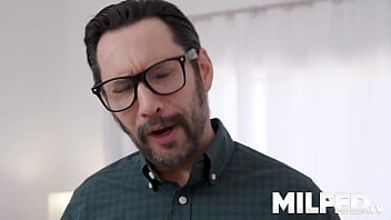 Brandi love como madrastra tetona llega a orgasmo intenso