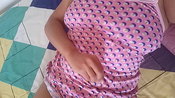 No ahi nada mas rico que acaricar las tetas y masajear el coño mientras estoy sola