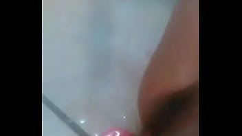 Rica mamasita masturbandose con su peine