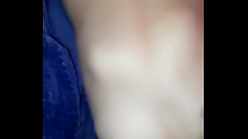 Ella es feliz tocándose toda la noche