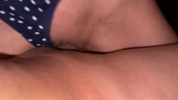 Me meto al cuarto de mi mejor amigo y aprovechamos a coger rico