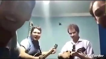 Ninfeta linda ficando despida