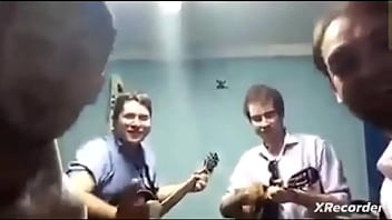 Ninfeta linda ficando despida