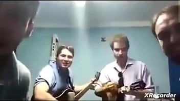 Ninfeta linda ficando despida