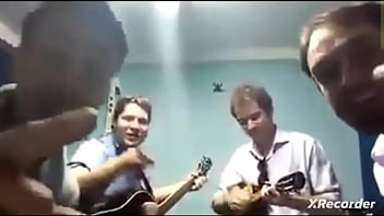 Ninfeta linda ficando despida