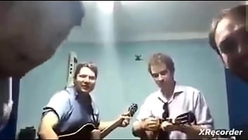 Ninfeta linda ficando despida