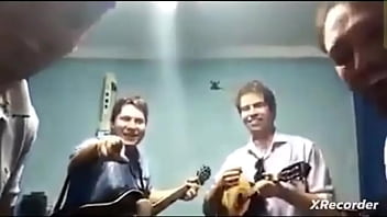 Ninfeta linda ficando despida