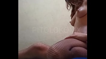 Aceitó el culo de mi hermanastra