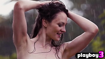 Sexy babe exposed her stunning body after hot posing session