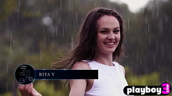 Sexy babe exposed her stunning body after hot posing session