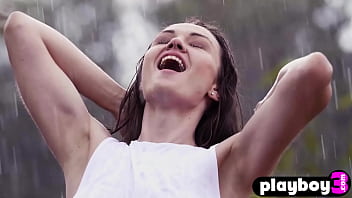 Sexy babe exposed her stunning body after hot posing session