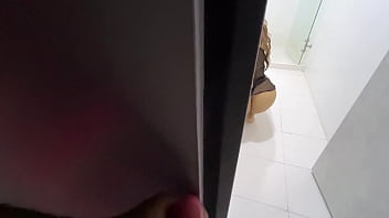 Encuentro a mi madrastra nalgona sacudiendo el culo mientras limpia el baño y me hago una chaqueta a sus espaldas