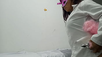 Dokter merawat pasien di atas tandu mengenakan ekor rubah lalu masturbasi vaginanya yang lezat dan berair
