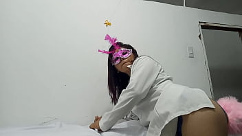 Dokter merawat pasien di atas tandu mengenakan ekor rubah lalu masturbasi vaginanya yang lezat dan berair