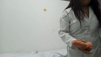 Dokter merawat pasien di atas tandu mengenakan ekor rubah lalu masturbasi vaginanya yang lezat dan berair