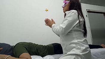 Dokter merawat pasien di atas tandu mengenakan ekor rubah lalu masturbasi vaginanya yang lezat dan berair