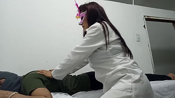 Dokter merawat pasien di atas tandu mengenakan ekor rubah lalu masturbasi vaginanya yang lezat dan berair