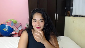 Sexy influencer y webcamer latina posa para todos sus seguidores completamente desnuda