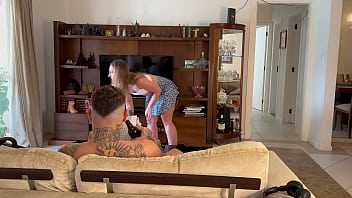 Loira gostosa seduzindo o brunão com sua bunda gostosa video completo no sheer