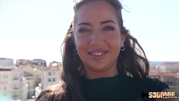 Lara brune aux belles courbes toujours avide de sexe