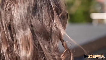 Lara brune aux belles courbes toujours avide de sexe Lara brune aux belles courbes toujours avide de sexe