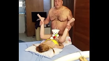 Novinha disse que so vai gozar se for com maduros de experiencia ela gosta ficar com o coroa a tarde toda ate gozar gostoso