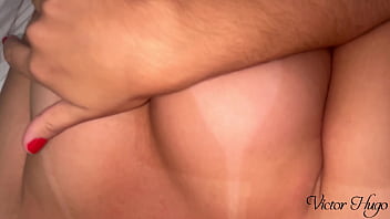 Gostosa exibindo sua buceta greluda