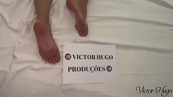 Gostosa exibindo sua buceta greluda