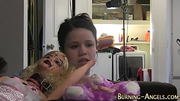 Pretty alt slut rubs cunt