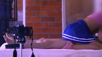 El padrastro y la mejor amiga se rozaron disimuladamente en el jardín