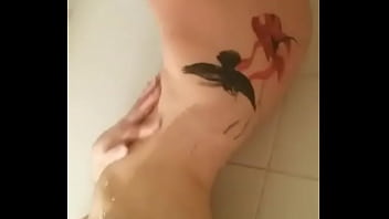 Amiga se masturba mientras se baña