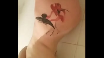 Amiga se masturba mientras se baña