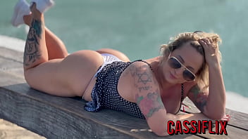 Negão pauzudo gostoso fodeu meu cu e minha buceta no banco de trás do carro rodando na orla completo no cassiflix