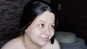 Probando el nuevo aro de luz que mi hermanastra compró termina saltando en mi polla con su coño mojado