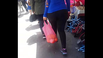 Putita culona caminando en tianguis