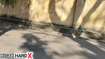 Ela completou 18 anos e chamou o amigo pra tirar a virgindade dela no mato