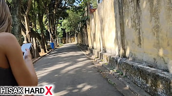 Ela completou 18 anos e chamou o amigo pra tirar a virgindade dela no mato