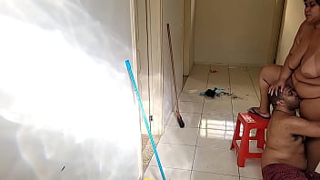 Empregada com um tesão incrivel melzinho chega escorrer da calcinha e fode com filho da patroa