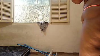 Empregada com um tesão incrivel melzinho chega escorrer da calcinha e fode com filho da patroa