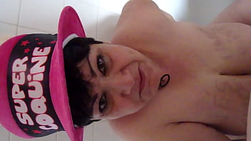 Ma&icirc;tre diabolus va &ecirc;tre ravi de voir sa soumise marie arros&eacute;e d'urine sur ses miches