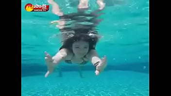 బికినీలో రెచ్చిపోయిన ఇలియానా thumbnail