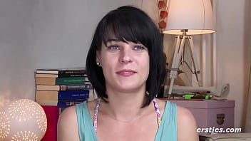 Ersties anglerin marie masturbiert mit fingern und toys