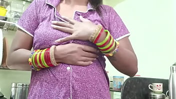 किचन में देसी इंडियन लड़की ने दिखाया चूत thumbnail