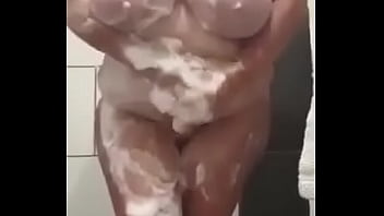 La signora tettona si lava le poppe e tutto il resto