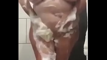 La signora tettona si lava le poppe e tutto il resto