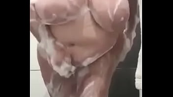 La signora tettona si lava le poppe e tutto il resto