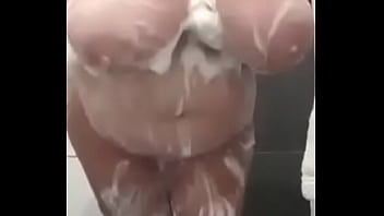 La signora tettona si lava le poppe e tutto il resto