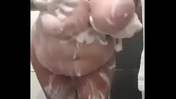 La signora tettona si lava le poppe e tutto il resto